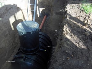 Nedgravning og tilslutning af Septic-tank med indbygget pumpe i Søsum.