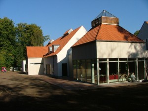 Belægning med Holmegårdssten og haveanlæg på Arresødal Privathospital